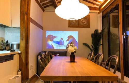 Gahoe-dong Casa | JAY Hanok ㅡ 3BR 3Bath ㅡ 8min from Anguk STN