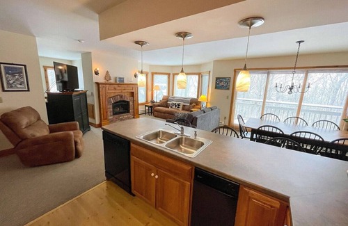 North Troy Casa | Jay Peak 2BR/2BA Ski-in/Ski-Out V341