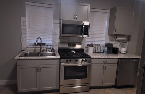 East St. Louis Casa | Jazzy C3 is a Spacious 3 Bedroom / 2 Bath