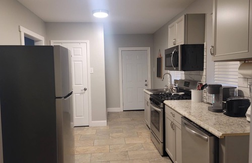 East St. Louis Casa | Jazzy C3 is a Spacious 3 Bedroom / 2 Bath