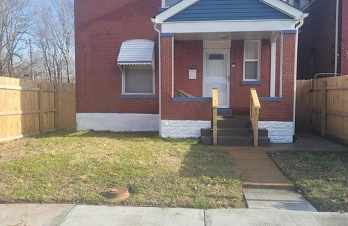 East St. Louis Casa | Jazzy C3 is a Spacious 3 Bedroom / 2 Bath