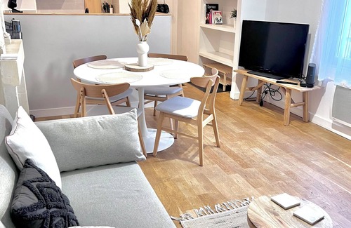 Chinon Apartamento | Jeanne's apartment. 500 from the castle, in a quiet, green setting