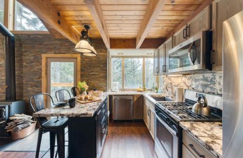 Truckee Casa | Jeffrey Pines Lofted Cabin Minutes to Lake A-Frame-Inspired Design Deck