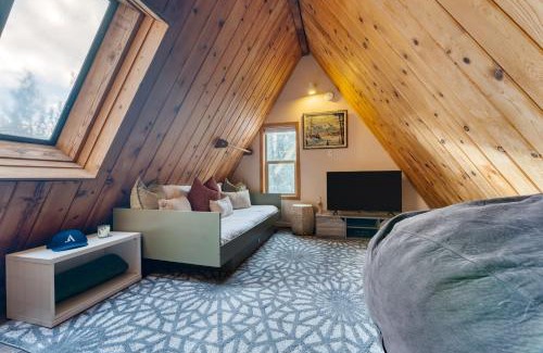 Truckee Casa | Jeffrey Pines Lofted Cabin Minutes to Lake A-Frame-Inspired Design Deck