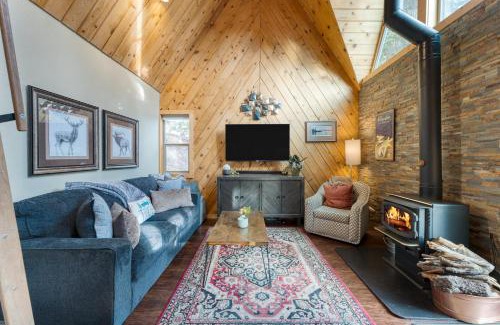 Truckee Casa | Jeffrey Pines Lofted Cabin Minutes to Lake A-Frame-Inspired Design Deck
