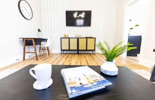 Federal Hill Apartamento | Jennifer's Stylish & Modern Broadway Getaway
