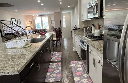Aliso Viejo Casa | Jenny's Modern Luxury 3B Townhome in Aliso Viejo