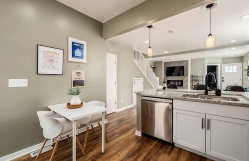 West Columbus Casa | Jenny's Palace In The Heart of Columbus!