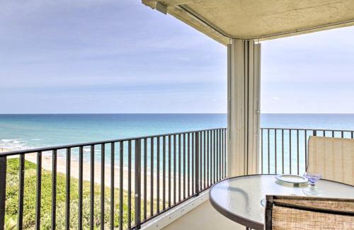 Hutchinson Island South Apartamento | Jensen Beach Condo with Oceanfront Balcony and Pool!