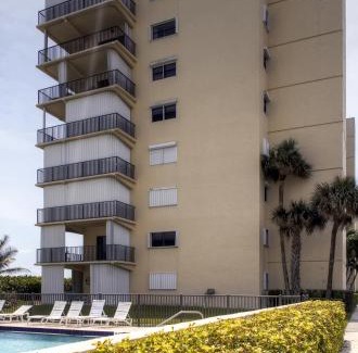 Hutchinson Island South Apartamento | Jensen Beach Condo with Oceanfront Balcony and Pool!