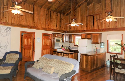 Isla de Utila Casa | Jerico Place : In Town 3 Bedroom home on a paved drive!