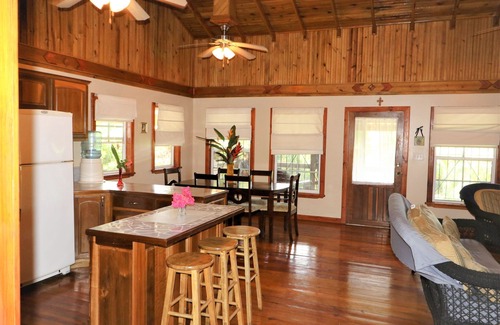 Isla de Utila Casa | Jerico Place : In Town 3 Bedroom home on a paved drive!