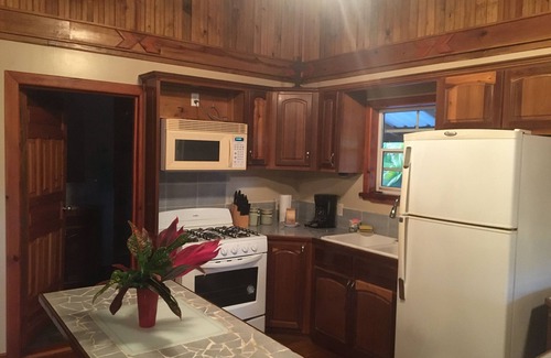 Isla de Utila Casa | Jerico Place : In Town 3 Bedroom home on a paved drive!
