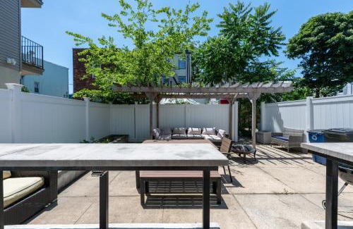 The Heights Apartamento | Jersey City Retreat w Private Backyard Bonfire Near NYC