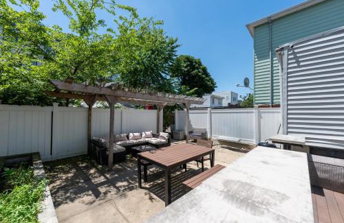 The Heights Apartamento | Jersey City Retreat w Private Backyard Bonfire Near NYC
