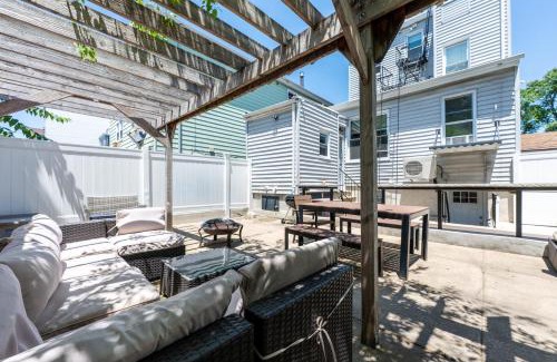 The Heights Apartamento | Jersey City Retreat w Private Backyard Bonfire Near NYC