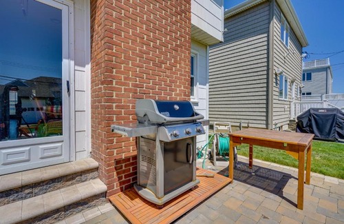 Wall Casa | Jersey Shore Getaway with Grill Walk to Beach!