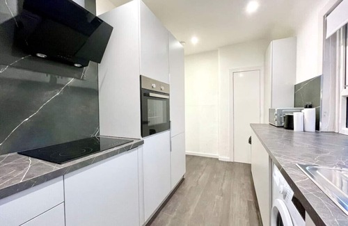 Renfrew Apartamento | Jess View - This beautiful 3-bedroom apartment is an upper flat, with its own private entrance