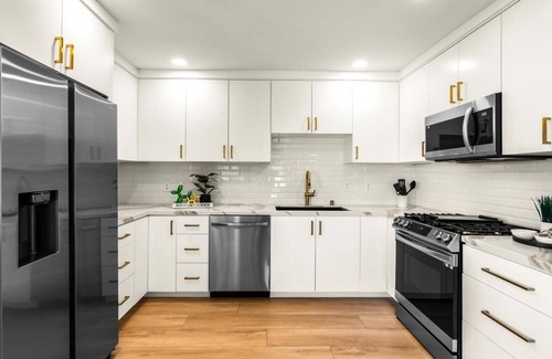 Araby Condominio | Jet Liner and Majestic Mountain Views from this Mid-Century Modern 2 Bedroom Gem