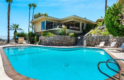Araby Condominio | Jet Liner and Majestic Mountain Views from this Mid-Century Modern 2 Bedroom Gem