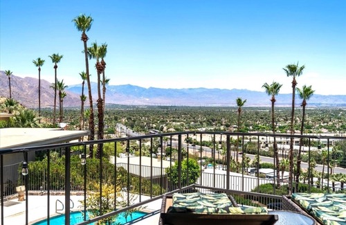 Araby Condominio | Jet Liner and Majestic Mountain Views from this Mid-Century Modern 2 Bedroom Gem