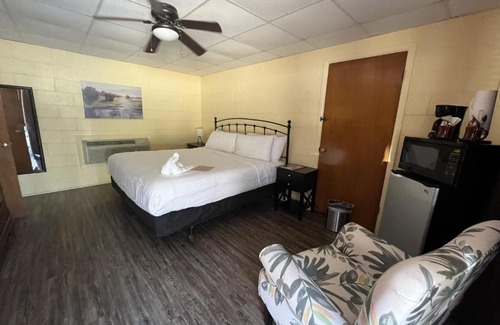 Mount Ida Hotel | JI4, King Guest Room at the Joplin Inn at entrance to the resort Hotel Room