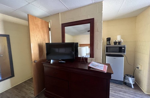 Mount Ida Apartamento | JI4, King Guest Room at the Joplin Inn at entrance to the resort by RedAwning