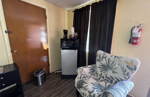 Mount Ida Apartamento | JI4, King Guest Room at the Joplin Inn at entrance to the resort by RedAwning