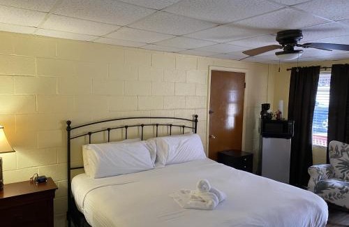 Mount Ida Hotel | JI6, King Guest Room at the Joplin Inn at entrance to the resort Hotel Room