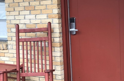 Mount Ida Apartamento | JI8, Queen Guest Room at the Joplin Inn at entrance to the resort, , just 2 1/2 miles from Lake Ouachita. by RedAwning