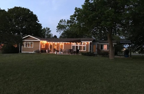 Shediac Bridge Cabaña | Jigger's - Spacious Beachfront Cottage