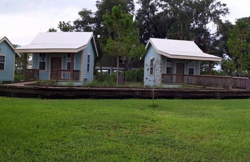 Braden River Cabina | Jiggs Landing, Cabin 1 - Old World Preserve Side