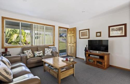 Narrawallee Casa | Jillby's House - 3 BR home near Narrawallee Beach