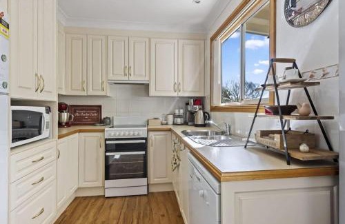 Narrawallee Casa | Jillby's House - 3 BR home near Narrawallee Beach