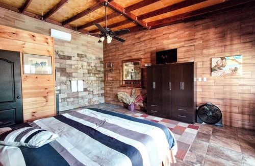 El Triunfo Hotel | Jimmy & Yudy's place