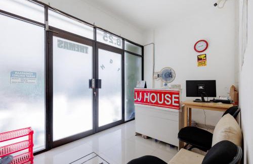 Jakarta Hotel | JJ House Mitra RedDoorz