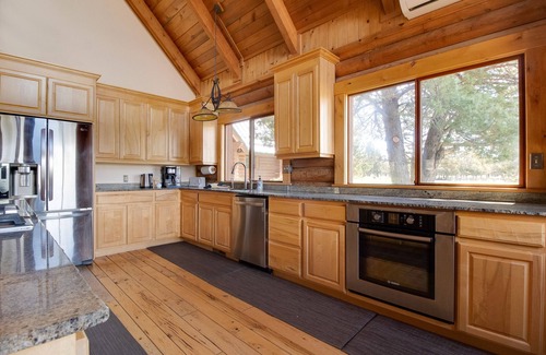 Sisters Casa | JJ Ranch 40 acres 5 bdrm 3 bath private pool, sauna, soaking tub Mountain Views