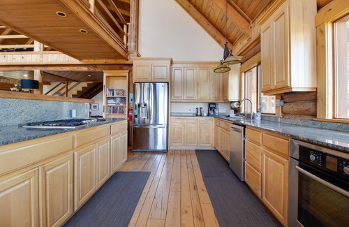 Sisters Casa | JJ Ranch 40 acres 5 bdrm 3 bath private pool, sauna, soaking tub Mountain Views
