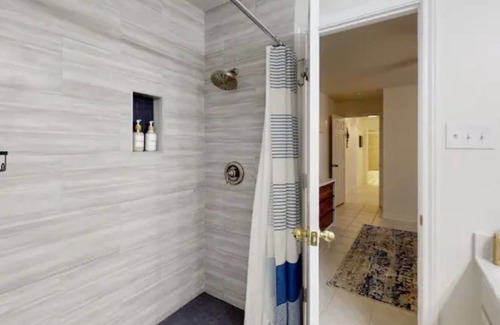 La Brisa Casa | JJ’s Retreat ~ Gorgeous Renovated Home ~ Sleeps 7 ~ 4 miles from Texas A&M