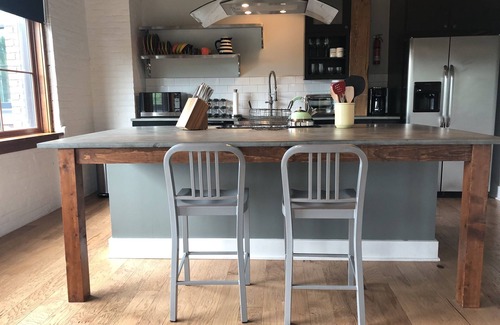 Downtown Rochester Apartamento | JOEY'S PLACE - A MODERN SOPHISTICATED INDUSTRIAL OPEN SPACE LOFT