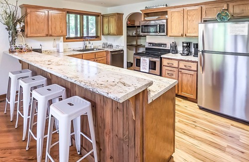 Mountain View Casa | John Thomas Farmhouse ~ secluded valley + creek