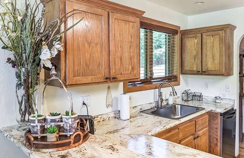 Mountain View Casa | John Thomas Farmhouse ~ secluded valley + creek