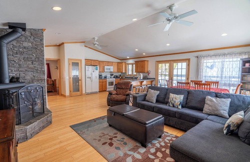 June Lake Casa | Johnson Suite 2- Walk to both June and Gull Lake, only 2 miles to June Mtn Ski Lift.