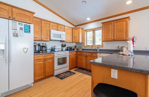 June Lake Casa | Johnson Suite 2- Walk to both June and Gull Lake, only 2 miles to June Mtn Ski Lift.
