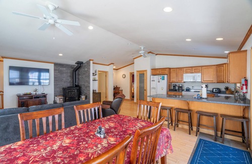 June Lake Casa | Johnson Suite 2- Walk to both June and Gull Lake, only 2 miles to June Mtn Ski Lift.