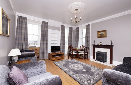 Old Town Apartamento | JOIVY Charming 2-Bed Flat Near Edinburgh Castle