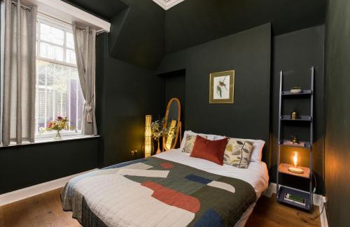 West End Casa | JOIVY Contemporary Cottage with Free Parking