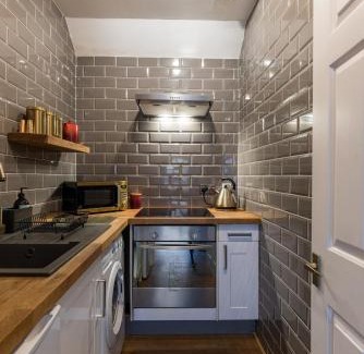 West End Casa | JOIVY Contemporary Cottage with Free Parking