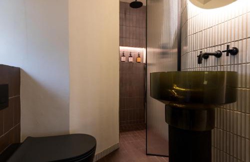 West End Casa | JOIVY Contemporary Cottage with Free Parking