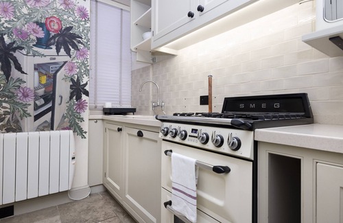 Leith Apartamento | JOIVY Eclectic & Design Led 3Br Apt Near Edinburgh Castle